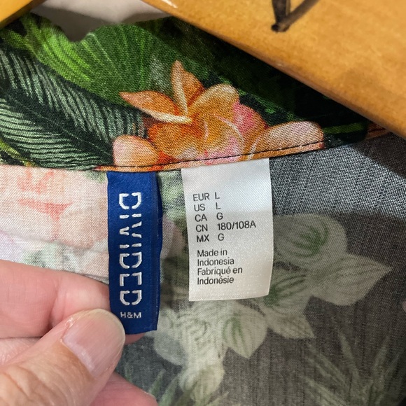 Divided Men’s Hawaiian print button up - Picture 2 of 3
